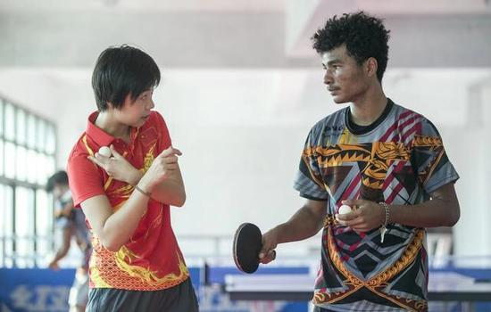 张怡宁（左）指导巴新国家队选手。
