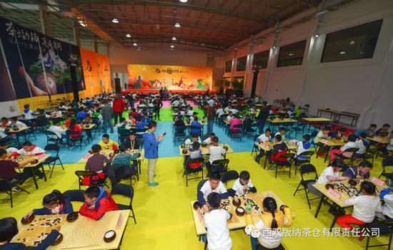 赛事如火如荼,选手精心布局。现场氛围十分活跃,围棋老师四处巡视。