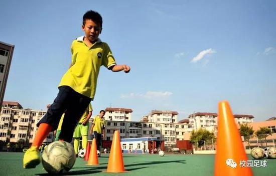 在承德市双桥区东园林小学，学生在练习带球。新华社记者王晓摄