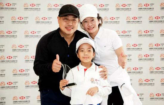 刘宇婕和父母一起庆祝汇丰青少年首冠