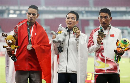 中国男子马拉松选手首次登上亚运会领奖台。