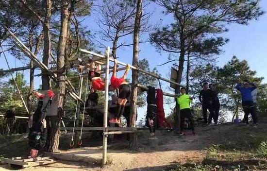 用毛竹、木棒搭建首健身房