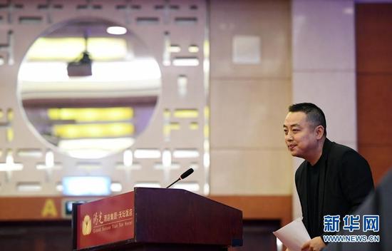 12月1日，刘国梁在发言后致谢。 新华社记者陶希夷摄