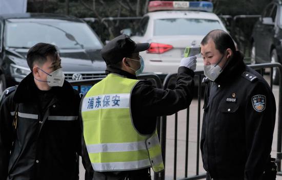 上港保安不忘提醒戴口罩 记者感叹十几年头一模