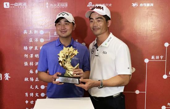 赛后梁文冲为范诗宇颁奖