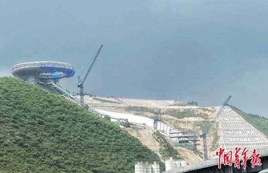 位於張家口崇禮古楊樹場館羣的國家跳臺滑雪中心“雪如意”正加緊施工中,四周荒山成密林。中青報·中青網記者 樑璇/攝