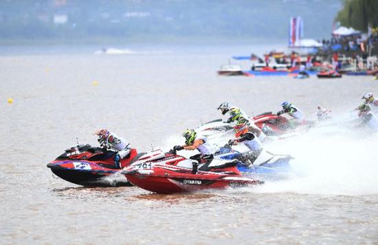 重庆开州汉丰湖国际摩托艇公开赛赛况。新华社记者王全超摄