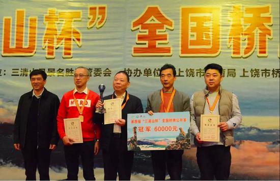 中共上饶市委副书记吴井勇为冠军浙江方正队员授奖
