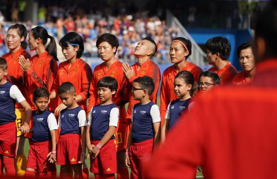 2019年6月25日,中国队首发球员在比赛前的入场仪式上。新华社记者丁旭摄