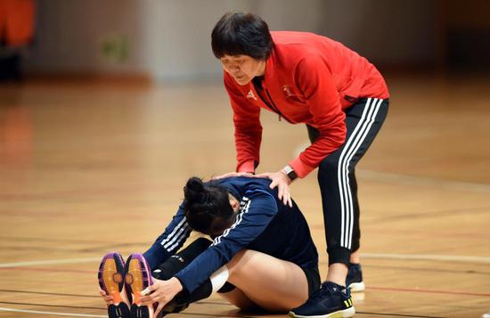 东京疫情反弹 郎平为何还是带女排参加测试赛?