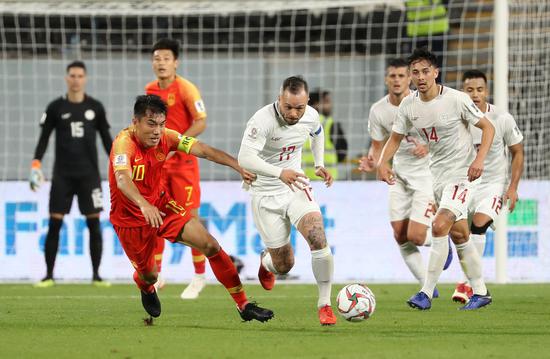 中国队球员郑智（前左）在比赛中拼抢。新华社记者李钢摄