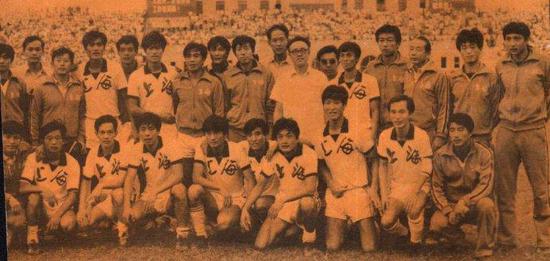 1985-86年应邀担任深圳足球队顾问；