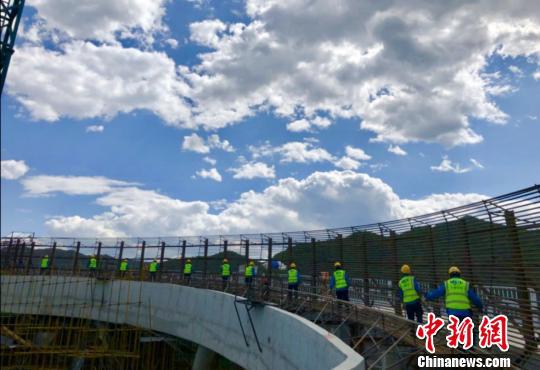 回旋弯是整个赛道结构施工难度最大的弯道。 芊烨 摄