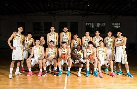 2017-2018CBA季后赛广厦男篮全体球员合影