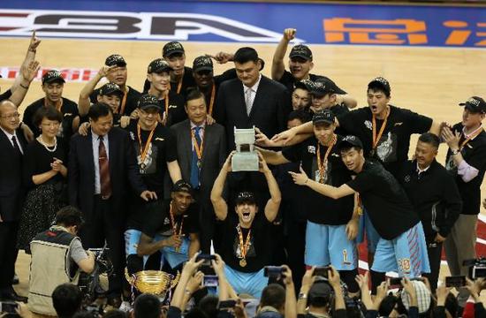 2017年4月7日，新疆队球员在战胜广东队后庆祝夺冠。新华社记者 曹灿 摄