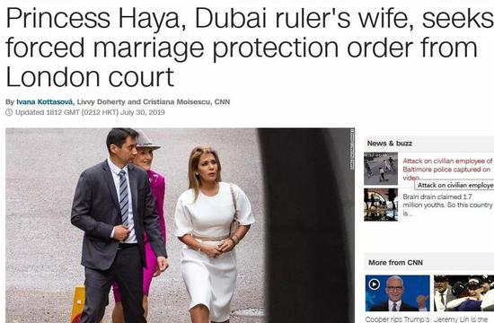 海外媒体的报道页面显示，哈雅公主一袭白色套裙出现在法庭上。