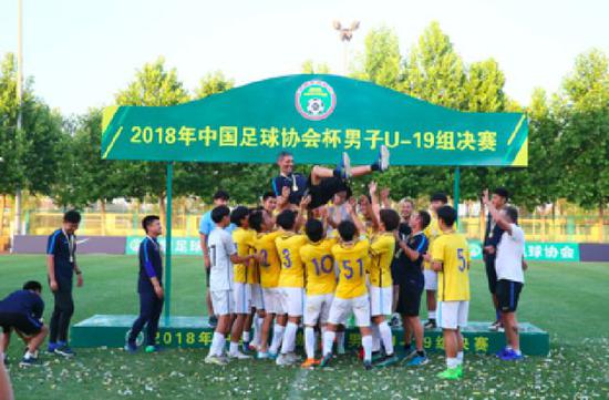 江苏超级足球联赛官网 - 2025赛季赛程+积分榜+视频直播中经评论:变民间赛事流量为地方经济增量