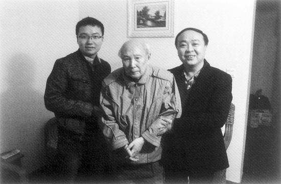 蒋全胜(右)和弟子郑惟桐(左)看望恩师刘剑青(中)
