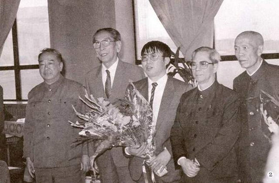 第二届擂台赛聂卫平凯旋,方毅、阿沛阿旺晋美、金明、李梦华等领导同志前往机场迎接。