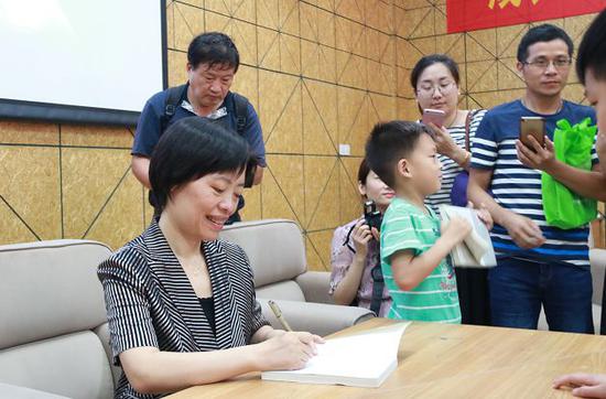 棋后谢军为小朋友们签名