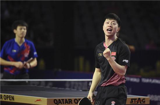 图说：马龙庆祝胜利 新华社图