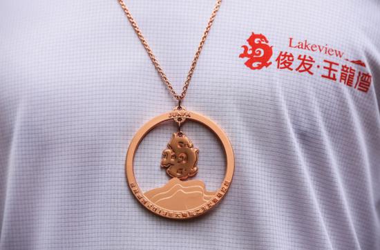 这是什么神仙奖牌!玉龙湾马拉松爱了