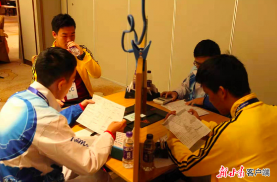 智运会桥牌赛场上,陇将(黄衣)脱手卓异