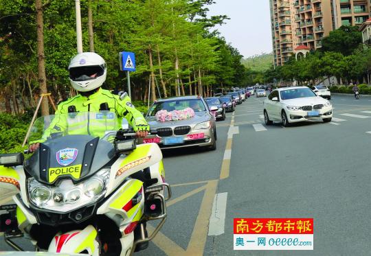 交警铁骑为迎亲车队作路线引导。