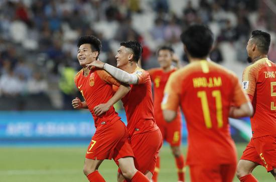 中国队球员武磊（左一）在比赛中庆祝第二粒进球。新华社记者丁旭摄