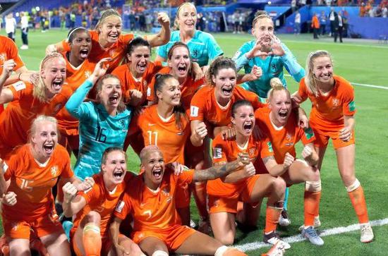 图为 7月3日，荷兰队球员赛后庆祝胜利。新华社发 丁旭摄