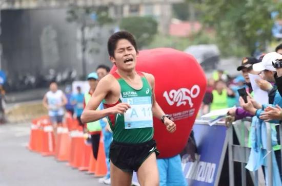 川内优辉以2:14:12摘得2016年万金石马拉松亚军