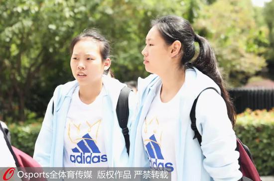 许璐瑶(左)