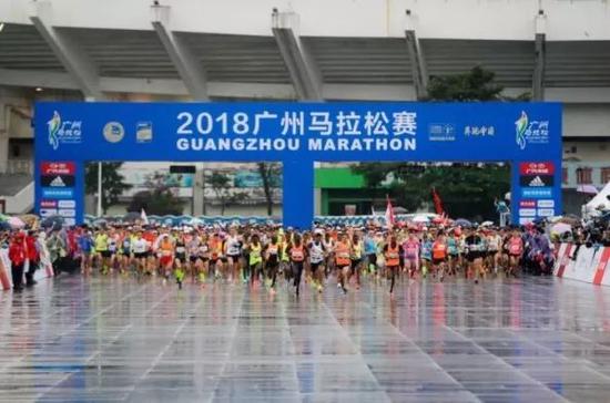 北京时间12月9日,2018广州马拉松在天河体育中心鸣枪开跑。