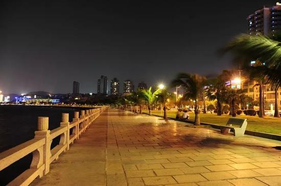 友情提醒:拱北人多,小心骑行,避让机动车。