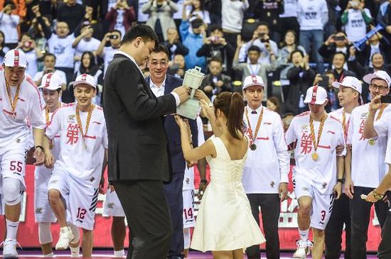 4月22日，中国篮协主席姚明（前左）为辽宁队颁发奖杯。新华社记者 潘昱龙 摄