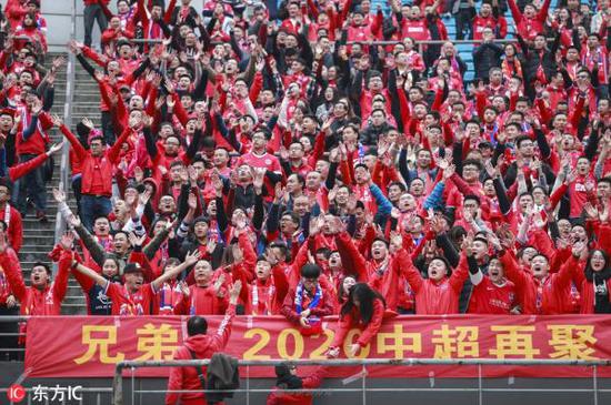 贵州恒丰中超最后一战，前往客场的重庆球迷在惊险保级后打出标语。