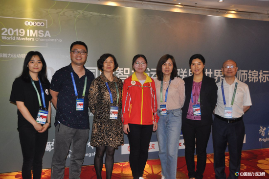 赛娅和中国国际跳棋工作人员一起合影