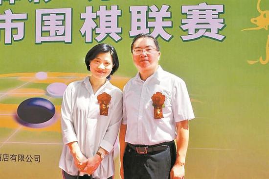 世界冠军徐莹(左)与联赛创办者梁伟棠九段。