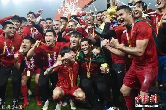 2018赛季中超第29轮，上海上港击败北京人和，提前一轮加冕中超冠军。图片来源：视觉中国