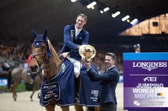 丹尼尔·杜瑟捧起分站赛冠军奖杯