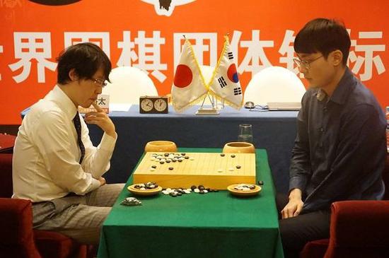 图说:往届比赛图——井山裕太(左)对阵朴廷桓(右) 网络图