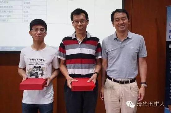 擂台赛季军华东队代表领奖