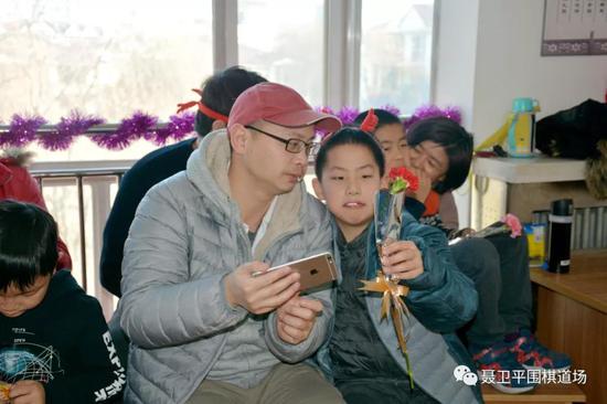 👆聂道亦庄校区圣诞节活动，老师带领学员为父母献上鲜花
