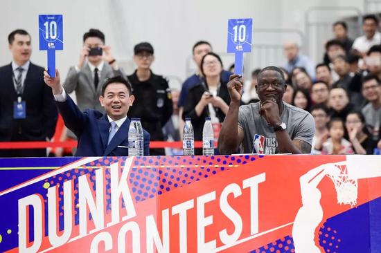 NBA传奇球多米尼克·威尔金斯(右一)
