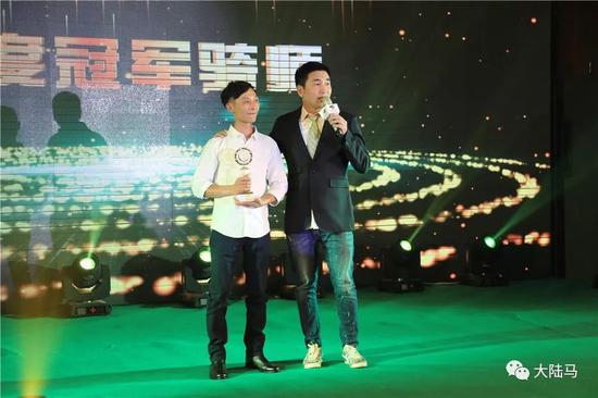 骏星马房明星马主沙宝亮和骑师陆永康一同上台领奖,大陆赛马网/摄