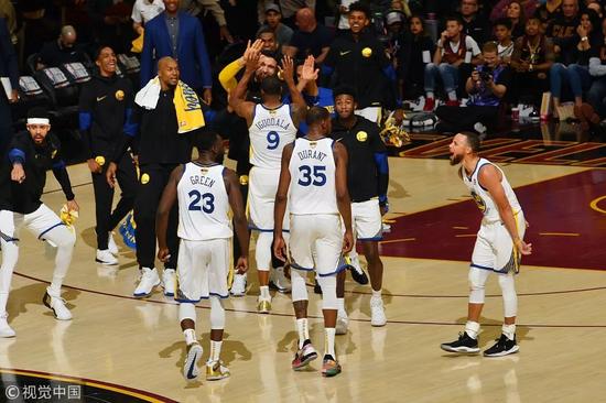 同樣的G3,同樣的關鍵時刻,同樣的三分球,同樣的死神降臨,是他再度讓系列賽失去了懸念!-黑特籃球-NBA新聞影音圖片分享社區