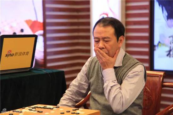 周星增董事长在“新浪杯”围棋赛上的风采