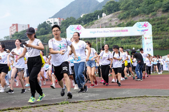 2018高校嗨翻跑活动于四川外国语大学再度起跑。