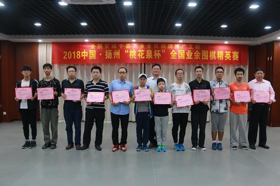 周振宇（左四）在今年五一期间的扬州桃花泉杯荣获亚军
