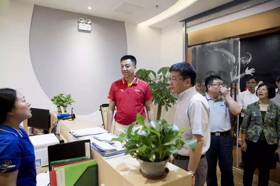 上海副市长陈群等嘉宾参观聂道万国校区